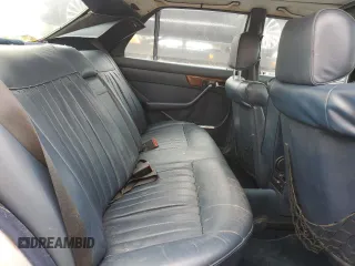 1985 Mercedes-Benz 380 z VIN WDBCA32C1FA105232, wystawiony jako Copart lot #55124875 z przebiegiem 150 676 mil mil oraz Czysty tytuł • Clean title. Historia ofert i sprzedaży dostępna na DreamBid. Obrazek 10.