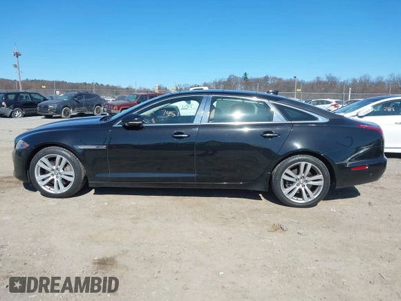 2018 Jaguar XJ Portfolio z VIN SAJWJ2GD2J8W13463, wystawiony jako IAAI lot #41897451 z przebiegiem 70 448 mil mil oraz . Historia ofert i sprzedaży dostępna na DreamBid. Obrazek 14.
