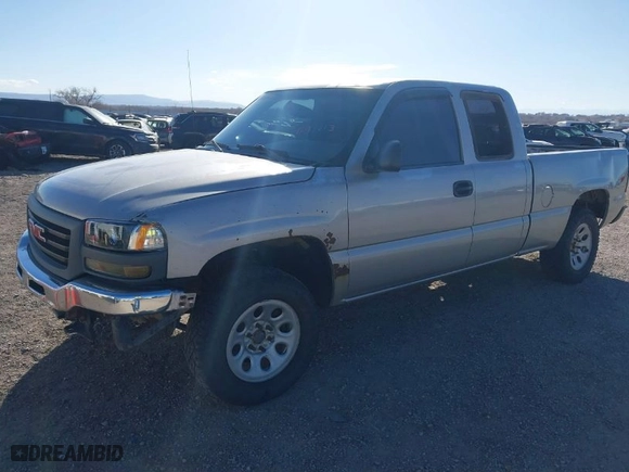 2005 GMC Sierra 1500 with VIN 2GTEK19V251302261, listed as a IAAI auction lot 41461613 with 330,365 mi miles. Bid and sale history available at carsss.com. Image 2.