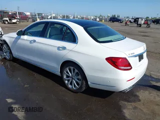 2017 Mercedes-Benz E 300 Luxury z VIN WDDZF4JB3HA236618, wystawiony jako IAAI lot #42489715 z przebiegiem 74 946 mil mil oraz . Historia ofert i sprzedaży dostępna na DreamBid. Obrazek 3.