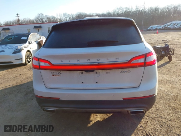 2018 Lincoln MKX Select z VIN 2LMPJ8KR5JBL48639, wystawiony jako IAAI lot #41640923 z przebiegiem 124 834 mil mil oraz . Historia ofert i sprzedaży dostępna na DreamBid. Obrazek 17.