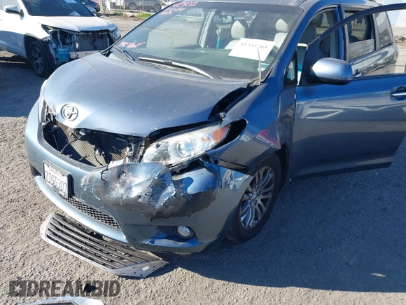 2016 Toyota Sienna XLE with VIN 5TDYK3DC8GS720852, listed as a IAAI auction lot 41341268 with 119,927 mi miles. Bid and sale history available at carsss.com. Image 19.