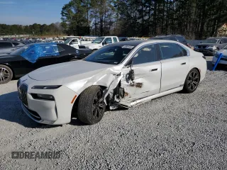 2023 BMW i7 xDrive60 z VIN WBY53EJ03PCN87830, wystawiony jako Copart lot #46685495 z przebiegiem 37 329 mil mil oraz Szkody całkowita. Historia ofert i sprzedaży dostępna na DreamBid. Obrazek 1.