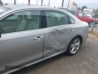 2014 Volkswagen Passat SE z VIN 1VWBN7A3XEC022098, wystawiony jako IAAI lot #42130334 z przebiegiem 88 433 mil mil oraz . Historia ofert i sprzedaży dostępna na DreamBid. Obrazek 6.