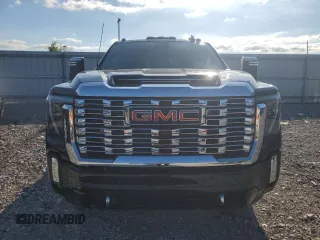 2024 GMC Sierra 3500HD Denali z VIN 1GT49WEY1RF223604, wystawiony jako Copart lot #58241485 z przebiegiem 9484 mil mil oraz Szkody całkowita. Historia ofert i sprzedaży dostępna na DreamBid. Obrazek 5.