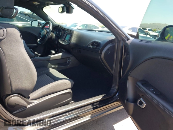 2019 Dodge Challenger SXT z VIN 2C3CDZAG1KH587281, wystawiony jako IAAI lot #42180057 z przebiegiem 109 333 mil mil oraz . Historia ofert i sprzedaży dostępna na DreamBid. Obrazek 5.