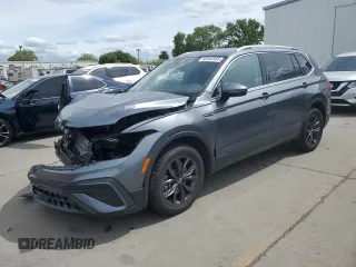 2023 Volkswagen Tiguan SE z VIN 3VV3B7AXXPM107898, wystawiony jako Copart lot #52042935 z przebiegiem 48 454 mil mil oraz Szkoda całkowita • Salvage title. Historia ofert i sprzedaży dostępna na DreamBid. Obrazek 1.
