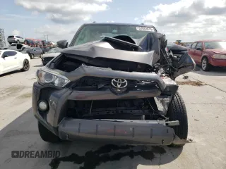 2018 Toyota 4Runner SR5 z VIN JTEBU5JR6J5485820, wystawiony jako Copart lot #57053075 z przebiegiem Nie podano mil oraz Szkoda całkowita • Salvage title. Historia ofert i sprzedaży dostępna na DreamBid. Obrazek 5.