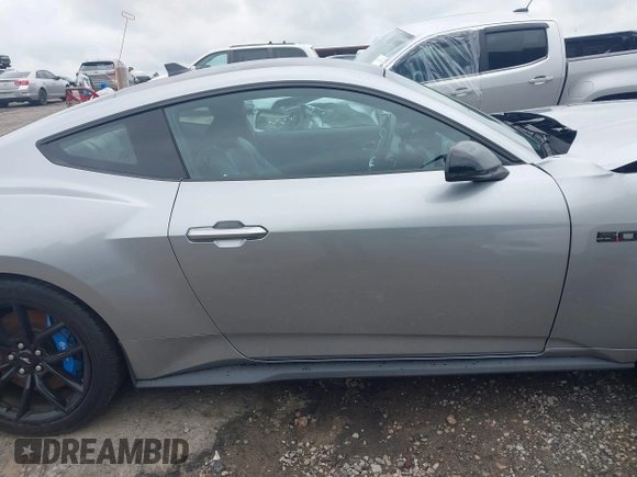 2024 Ford Mustang GT z VIN 1FA6P8CF2R5411281, wystawiony jako IAAI lot #42443350 z przebiegiem 16 946 mil mil oraz . Historia ofert i sprzedaży dostępna na DreamBid. Obrazek 14.