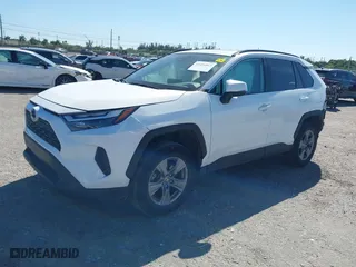 2022 Toyota RAV4 XLE with VIN 2T3W1RFV8NW192785, listed as a IAAI auction lot 41694815 with 28,906 mi miles. Bid and sale history available at carsss.com. Image 2.