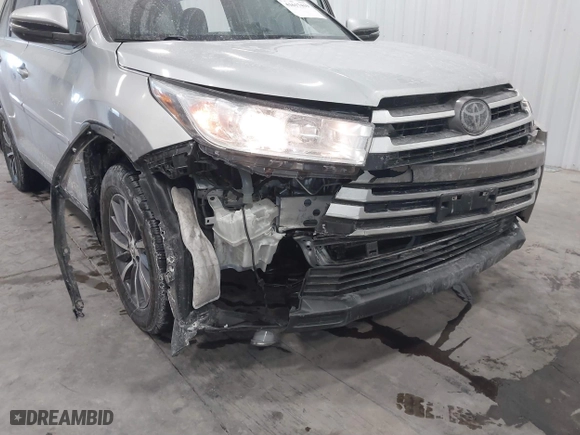2019 Toyota Highlander SE with VIN 5TDJZRFHXKS578537, listed as a IAAI auction lot 41617419 with 127,877 mi miles. Bid and sale history available at carsss.com. Image 6.