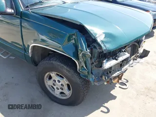 1990 Chevrolet Silverado 2500 z VIN 1GCFK24K6LZ159200, wystawiony jako IAAI lot #42083271 z przebiegiem 189 288 mil mil oraz . Historia ofert i sprzedaży dostępna na DreamBid. Obrazek 6.