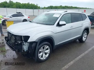 2018 Volkswagen Atlas SE with VIN 1V2KR2CA5JC570959, listed as a IAAI auction lot 42202947 with 122,134 mi miles and . Bid and sale history available at DreamBid. Image 2.