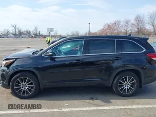 2018 Toyota Highlander SE z VIN 5TDJZRFH9JS551134, wystawiony jako IAAI lot #41904789 z przebiegiem 176 321 mil mil oraz . Historia ofert i sprzedaży dostępna na DreamBid. Obrazek 14.