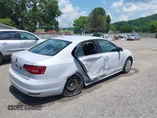 2017 Volkswagen Jetta S z VIN 3VW2B7AJ8HM242804, wystawiony jako IAAI lot #42595566 z przebiegiem 96 551 mil mil oraz . Historia ofert i sprzedaży dostępna na DreamBid. Obrazek 4.