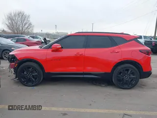 2021 Chevrolet Blazer RS z VIN 3GNKBKRS1MS555161, wystawiony jako IAAI lot #41544585 z przebiegiem 45 494 mil mil oraz . Historia ofert i sprzedaży dostępna na DreamBid. Obrazek 15.