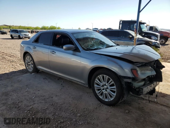 2013 Chrysler 300 S z VIN 2C3CCABG3DH587966, wystawiony jako Copart lot #61440645 z przebiegiem 167 547 mil mil oraz Czysty tytuł • Clean title. Historia ofert i sprzedaży dostępna na DreamBid. Obrazek 4.