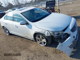 2015 Volvo S60 T5 Drive-E Premier z VIN YV140MFB1F2305578, wystawiony jako IAAI lot #41417997 z przebiegiem 114 546 mil mil oraz . Historia ofert i sprzedaży dostępna na DreamBid. Obrazek 1.