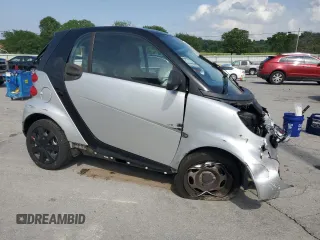 2015 Smart fortwo Passion z VIN WMEEJ3BA8FK811537, wystawiony jako Copart lot #57823255 z przebiegiem Nie podano mil oraz Szkoda całkowita • Salvage title. Historia ofert i sprzedaży dostępna na DreamBid. Obrazek 4.