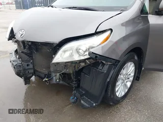 2017 Toyota Sienna XLE Auto Access Seat with VIN 5TDYZ3DC8HS776058, listed as a IAAI auction lot 41945909 with 138,899 mi miles. Bid and sale history available at carsss.com. Image 18.