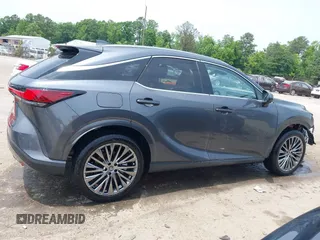 2024 Lexus RX 450h+ Luxury z VIN JTJCJMGA3R2017955, wystawiony jako IAAI lot #42395578 z przebiegiem 6 297 mil mil oraz . Historia ofert i sprzedaży dostępna na DreamBid. Obrazek 13.