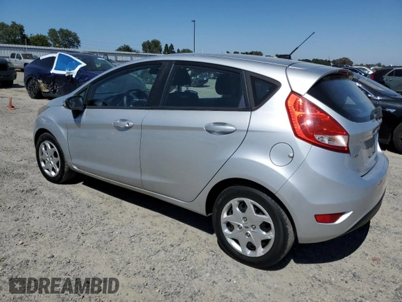 2013 Ford Fiesta SE z VIN 3FADP4EJ9DM191531, wystawiony jako Copart lot #60533515 z przebiegiem 179 639 mil mil oraz Czysty tytuł • Clean title. Historia ofert i sprzedaży dostępna na DreamBid. Obrazek 2.