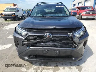 2022 Toyota RAV4 XLE z VIN 2T3P1RFV2NC277952, wystawiony jako Copart lot #61972445 z przebiegiem 46 798 mil mil oraz Szkoda całkowita • Salvage title. Historia ofert i sprzedaży dostępna na DreamBid. Obrazek 5.