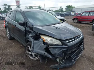 2015 Ford Escape Titanium z VIN 1FMCU9J94FUC39311, wystawiony jako IAAI lot #42542693 z przebiegiem 129 747 mil mil oraz . Historia ofert i sprzedaży dostępna na DreamBid. Obrazek 1.