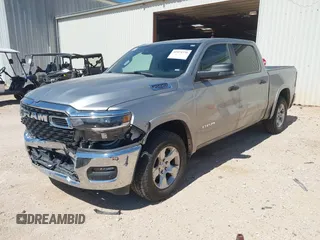 2025 Ram 1500 Big Horn z VIN 1C6SRFFP9SN581193, wystawiony jako IAAI lot #41874738 z przebiegiem 27 347 mil mil oraz . Historia ofert i sprzedaży dostępna na DreamBid. Obrazek 17.