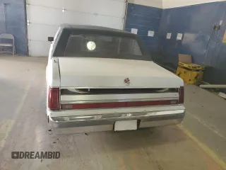 1988 Lincoln Town Car z VIN 1LNBM82F7JY831474, wystawiony jako Copart lot #83751464 z przebiegiem 289 494 mil mil oraz Czysty tytuł • Clean title. Historia ofert i sprzedaży dostępna na DreamBid. Obrazek 6.