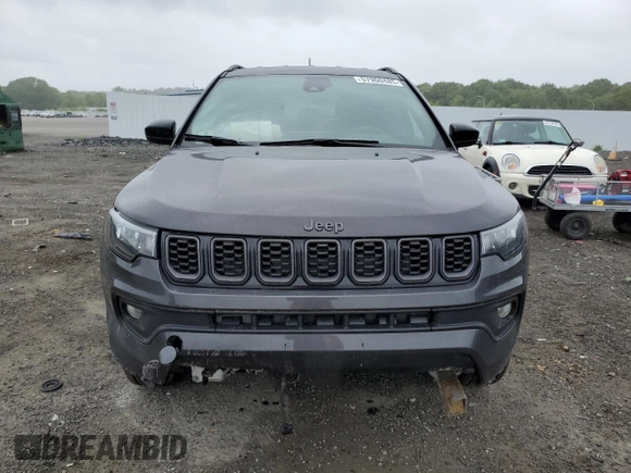 2024 Jeep Compass Latitude z VIN 3C4NJDBN8RT120485, wystawiony jako Copart lot #57960485 z przebiegiem 7 677 mil mil oraz Szkoda całkowita • Salvage title. Historia ofert i sprzedaży dostępna na DreamBid. Obrazek 5.