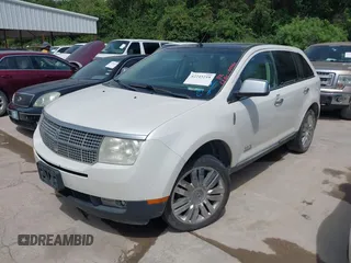 2010 Lincoln MKX z VIN 2LMDJ6JC2ABJ26385, wystawiony jako IAAI lot #42245218 z przebiegiem 238 611 mil mil oraz . Historia ofert i sprzedaży dostępna na DreamBid. Obrazek 2.