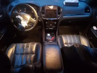 2020 Chrysler 300 S z VIN 2C3CCABG6LH137260, wystawiony jako Copart lot #84625114 z przebiegiem 92 330 mil mil oraz Szkoda całkowita • Salvage title. Historia ofert i sprzedaży dostępna na DreamBid. Obrazek 8.