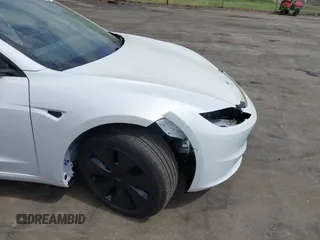 2025 Tesla Model 3 Long Range z VIN 5YJ3E1EAXSF929042, wystawiony jako IAAI lot #41929594 z przebiegiem 116 mil mil oraz . Historia ofert i sprzedaży dostępna na DreamBid. Obrazek 21.