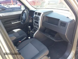 2008 Jeep Patriot Sport with VIN 1J8FT28W18D636073, listed as a IAAI auction lot 42030817 with 103,122 mi miles. Bid and sale history available at carsss.com. Image 5.