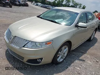 2010 Lincoln MKS z VIN 1LNHL9DR3AG613743, wystawiony jako IAAI lot #42415072 z przebiegiem 69 767 mil mil oraz . Historia ofert i sprzedaży dostępna na DreamBid. Obrazek 2.