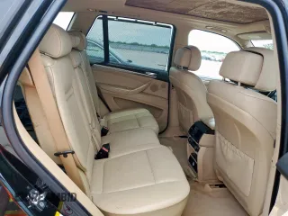 2008 BMW X5 3.0si z VIN 5UXFE43588L009967, wystawiony jako Copart lot #57900245 z przebiegiem 137 882 mil mil oraz Czysty tytuł • Clean title. Historia ofert i sprzedaży dostępna na DreamBid. Obrazek 11.