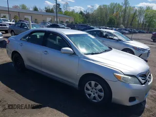 2011 Toyota Camry LE z VIN 4T4BF3EK2BR180937, wystawiony jako IAAI lot #41990113 z przebiegiem 244 830 mil mil oraz . Historia ofert i sprzedaży dostępna na DreamBid. Obrazek 1.