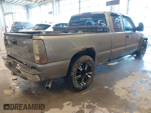 2006 Chevrolet Silverado 1500 Work Truck with VIN 1GCEC19X76Z300027, listed as a IAAI auction lot 41378404 with 171,637 mi miles. Bid and sale history available at carsss.com. Image 4.