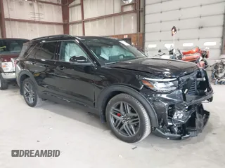 2025 Ford Explorer ST z VIN 1FMWK8GC6SGA08676, wystawiony jako IAAI lot #42043230 z przebiegiem 4 934 mil mil oraz . Historia ofert i sprzedaży dostępna na DreamBid. Obrazek 1.