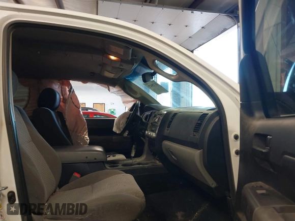 2013 Toyota Tundra z VIN 5TFDY5F10DX274318, wystawiony jako IAAI lot #41729475 z przebiegiem 253 873 mil mil oraz . Historia ofert i sprzedaży dostępna na DreamBid. Obrazek 5.