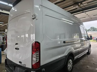 2018 Ford Transit z VIN 1FTYR3XM8JKB31055, wystawiony jako IAAI lot #42791422 z przebiegiem 130 835 mil mil oraz . Historia ofert i sprzedaży dostępna na DreamBid. Obrazek 1.