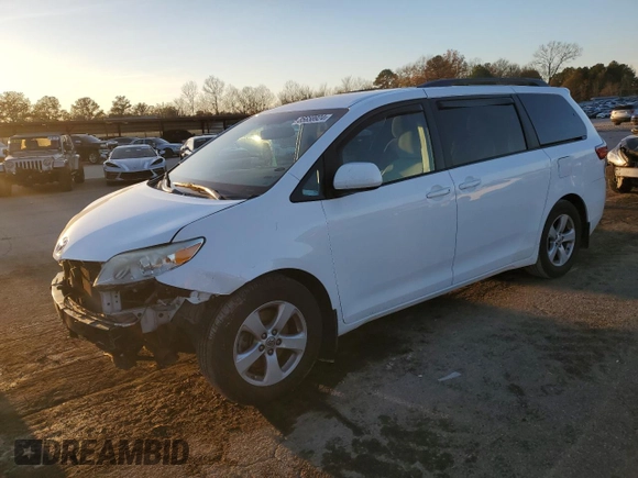 2015 Toyota Sienna LE AAS z VIN 5TDKK3DC4FS542670, wystawiony jako Copart lot #85658924 z przebiegiem 89 845 mil mil oraz Szkoda całkowita • Salvage title. Historia ofert i sprzedaży dostępna na DreamBid. Obrazek 1.