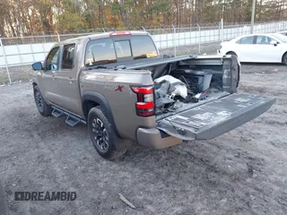 2022 Nissan Frontier SV z VIN 1N6ED1EJ3NN648912, wystawiony jako IAAI lot #40888927 z przebiegiem 59 633 mil mil oraz . Historia ofert i sprzedaży dostępna na DreamBid. Obrazek 3.