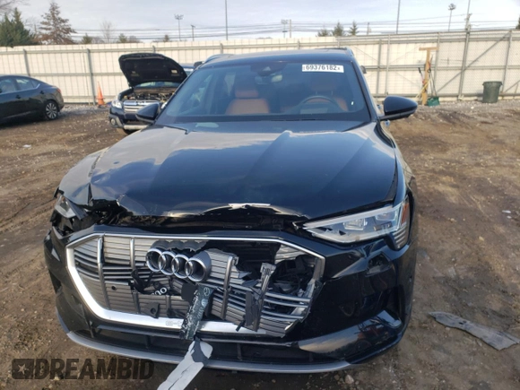 2019 Audi e-tron Prestige z VIN WA1VAAGE5KB024077, wystawiony jako Copart lot #69376182 z przebiegiem 34 077 mil mil oraz . Historia ofert i sprzedaży dostępna na DreamBid. Obrazek 5.