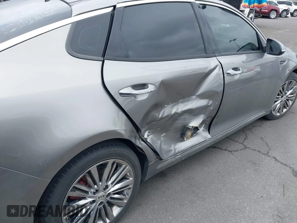 2017 Kia Optima SX Limited z VIN 5XXGV4L20HG169787, wystawiony jako IAAI lot #42194580 z przebiegiem 89 035 mil mil oraz . Historia ofert i sprzedaży dostępna na DreamBid. Obrazek 6.