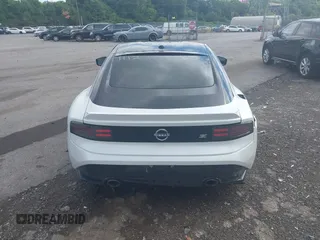 2023 Nissan Z Performance с VIN JN1BZ4BH4PM311977, выставлен на аукционе IAAI как лот 39732107 с пробегом 1 020 миль миль и . История ставок и продаж доступна на DreamBid. Изображение 16.