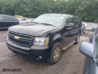 2014 Chevrolet Suburban LT with VIN 1GNSKJE76ER211325, listed as a IAAI auction lot 40072555 with 999,999 mi miles. Bid and sale history available at carsss.com. Image 17.