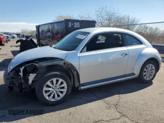 2014 Volkswagen Beetle Entry z VIN 3VWF17AT6EM642555, wystawiony jako Copart lot #46953805 z przebiegiem 95 153 mil mil oraz Szkoda całkowita • Salvage title. Historia ofert i sprzedaży dostępna na DreamBid. Obrazek 1.