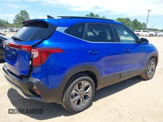2024 Kia Seltos S z VIN KNDEU2AA4R7654467, wystawiony jako IAAI lot #42312105 z przebiegiem 1 599 mil mil oraz . Historia ofert i sprzedaży dostępna na DreamBid. Obrazek 4.